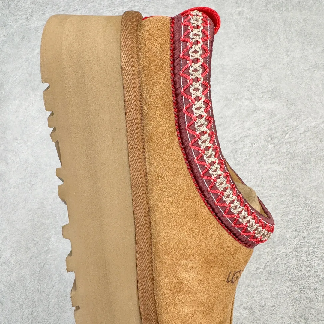 Pick up locally💰520 UGG 2553 ethnic style half-mug autumn and winter sheep fur integrated snow boots. All shoes are made from ZP. Longfeng A-grade Australian imported sheep fur integrated brand OEM production line. Fully follow the ZP process. OEM original pattern maker. Adhering to the principle of no original shoes and no development selection. Pay attention to every detail. The most authentic version on the market TREADLITE "Light Wing" technology outsole. Lightweight/durable/flexible/pile size: 35 36 37 38 39 40 Coding: by2936070